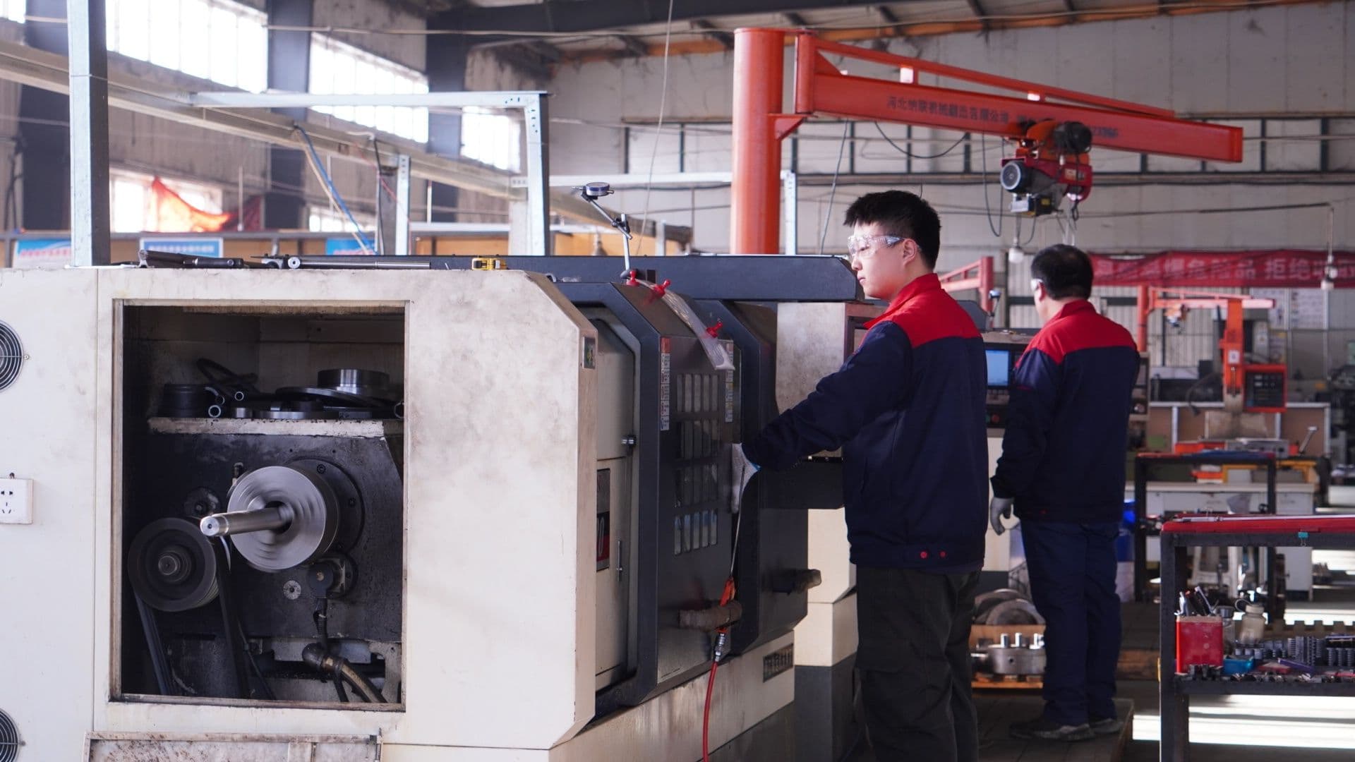 ما الفرق بين 3 محاور و4 محاور و5 محاور في نظام التحكم الرقمي باستخدام الحاسب الآلي؟ ما هو المناسب للتصنيع الآلي